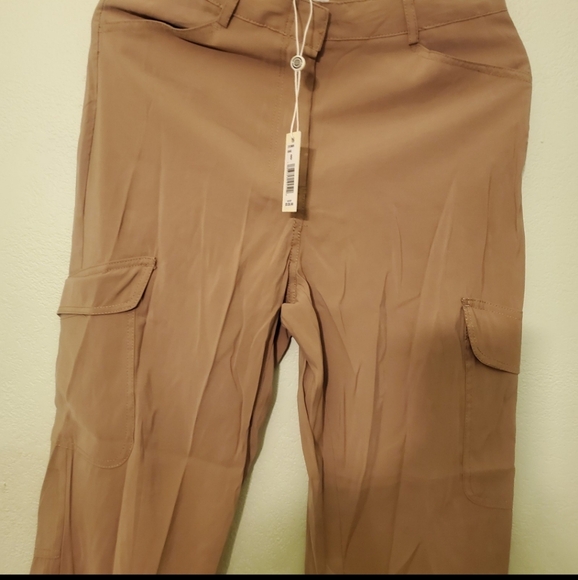 Max Studio soft Cargo Women's pants Khaki color. NWT. 3 For 24 - Picture 2 of 5